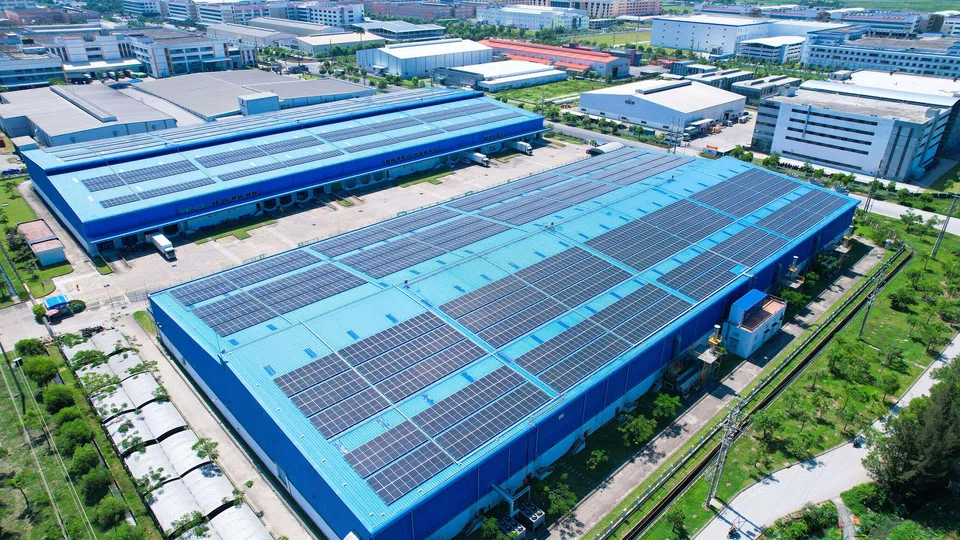 Sembcorp Logistics Park Hai Phong, located at VSIP Hai Phong, supports Vietnam’s industrial and urban development with rooftop solar installation to reduce carbon emissions.