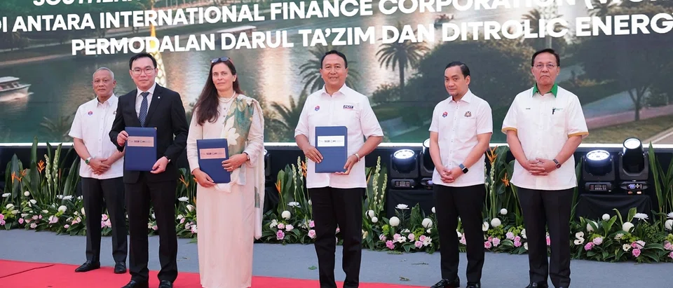 From left: Johor state secretary Asman Shah Abd Rahman; Ditrolic Energy CEO Tham Chee Aun; IFC regional upstream manager (Asia) Victoria Delmon; PDT president and CEO Ramlee Rahman; Johor Chief Minister Onn Hafiz Ghazi; and Johor Sustainability Centre chairman Hasni Mohammad. They were at the signing of the collaboration agreement for the renewable energy corridor on Nov 24.