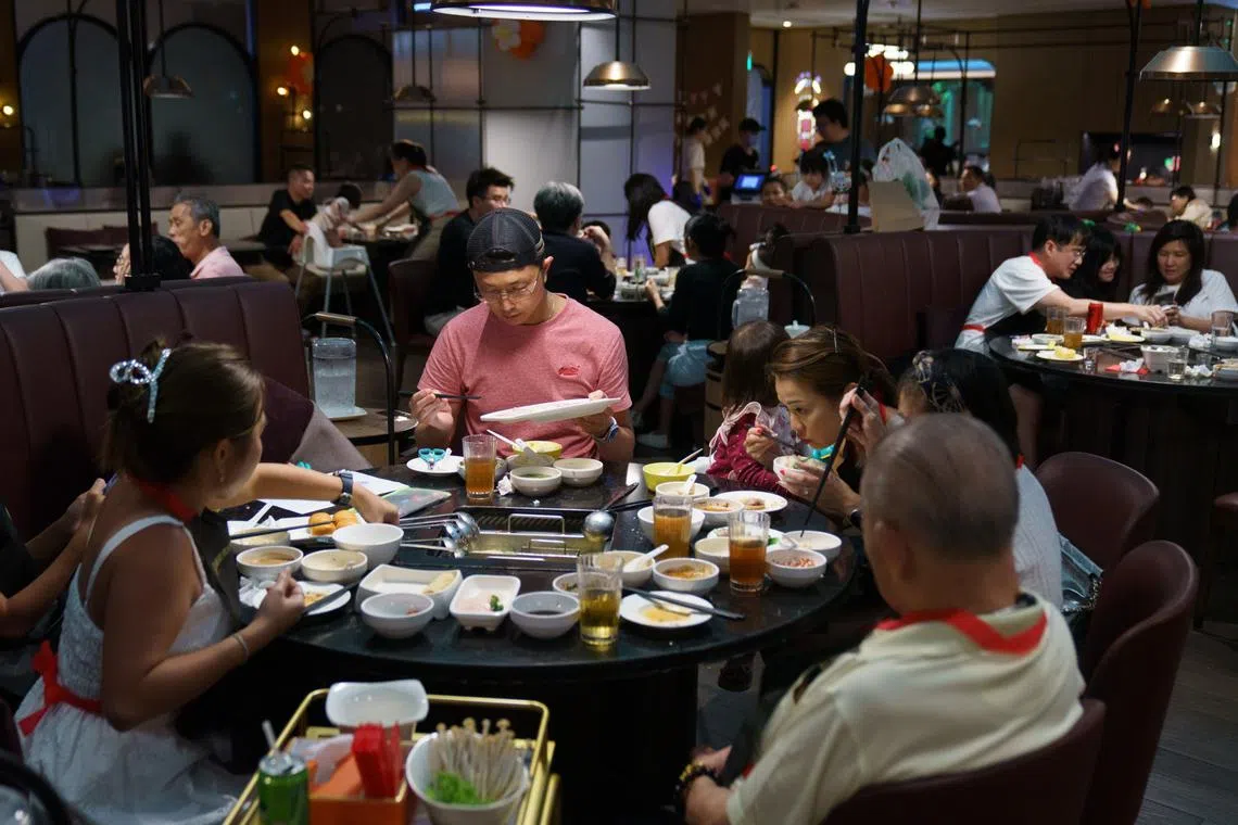 The hotpot chain has continued to shut down underperforming restaurants, with self-operated stores dropping to 1,322 from 1,343 a year ago.