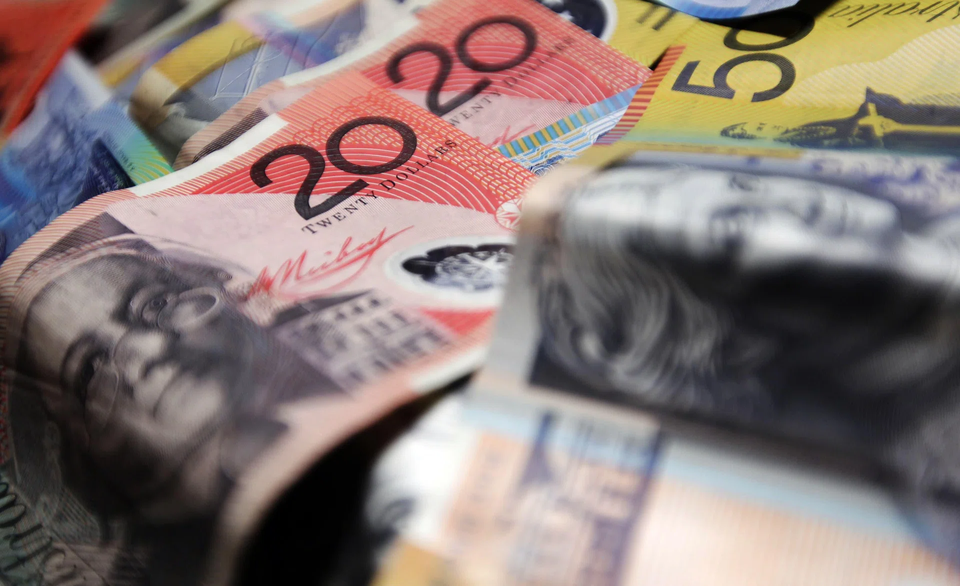 Australian dollar hovers near 13-year high on kiwi as rate outlooks diverge