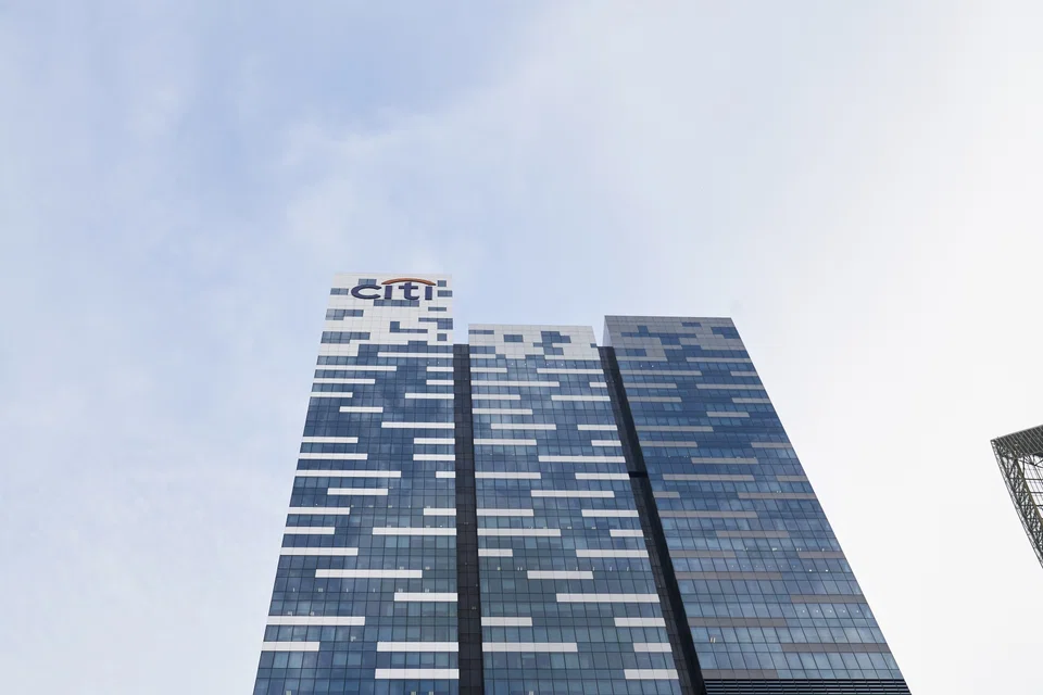 Singapore’s commercial real estate market has defied a global property downturn, with office rents hitting a 15-year high in the first quarter.