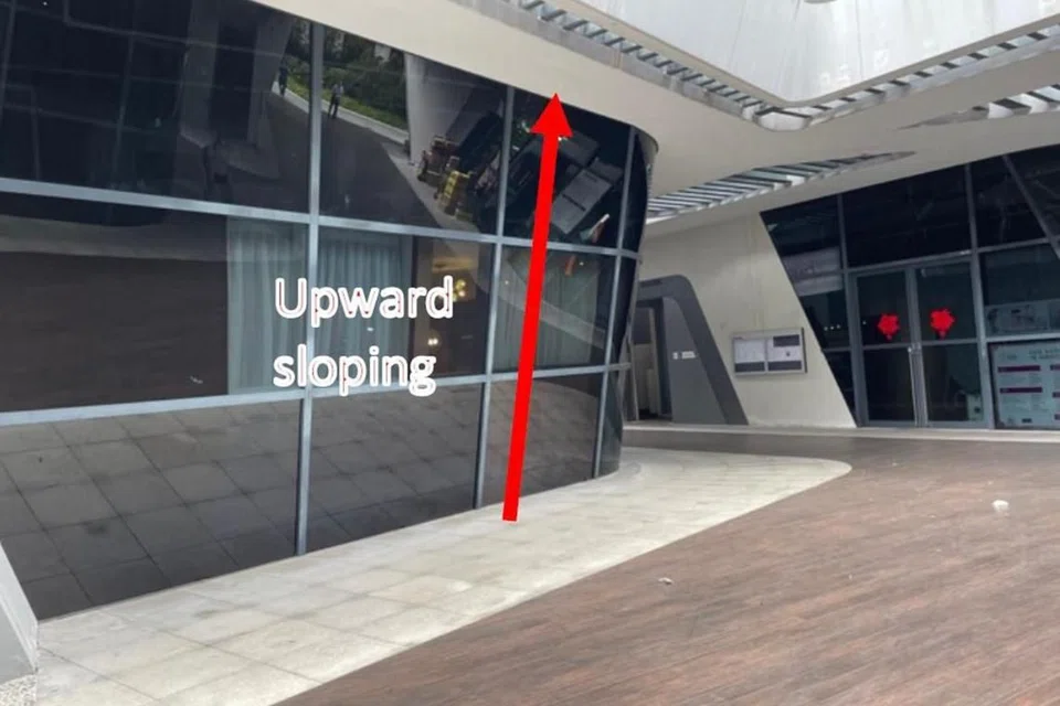 The irregular shape of the new premises can be seen from the front view – an inverse trapezoidal configuration makes the ceiling larger than the floor.