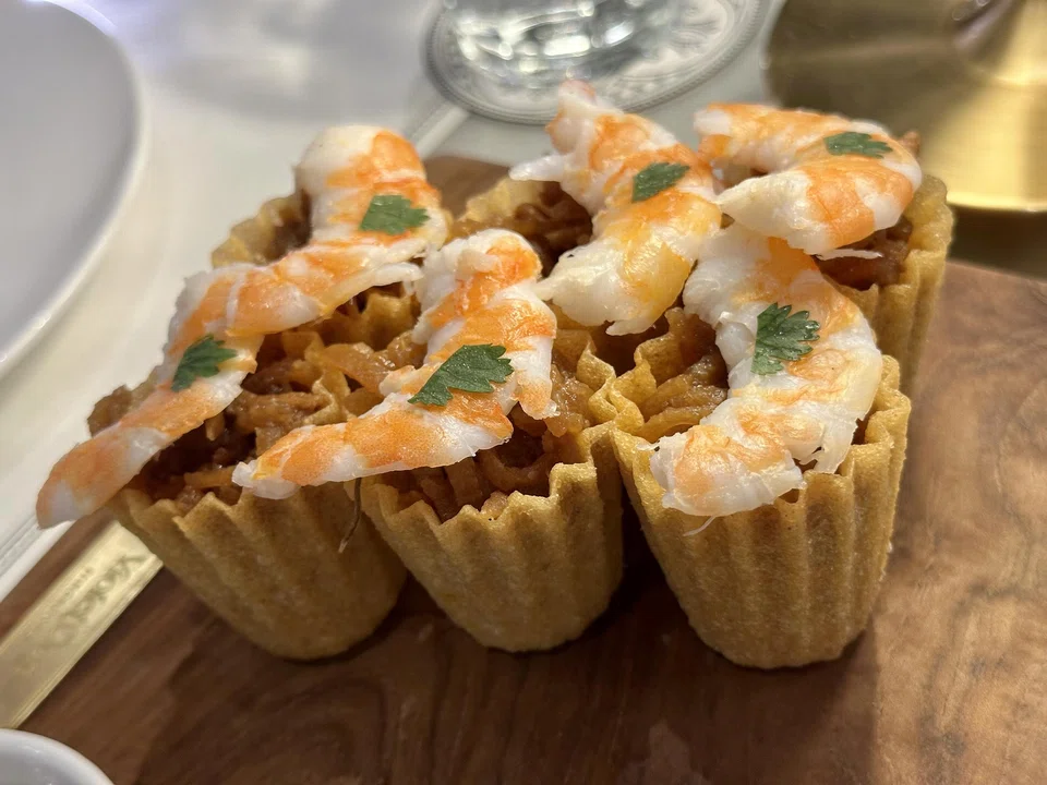 The familiar favourite, kueh pie tee.