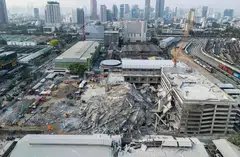 The building has drawn attention for being the sole building in the metropolis to entirely collapse.