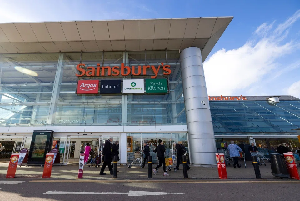 Supermarket chain J Sainsbury is giving its temporary Christmas staff free food during their shifts for the first time. 