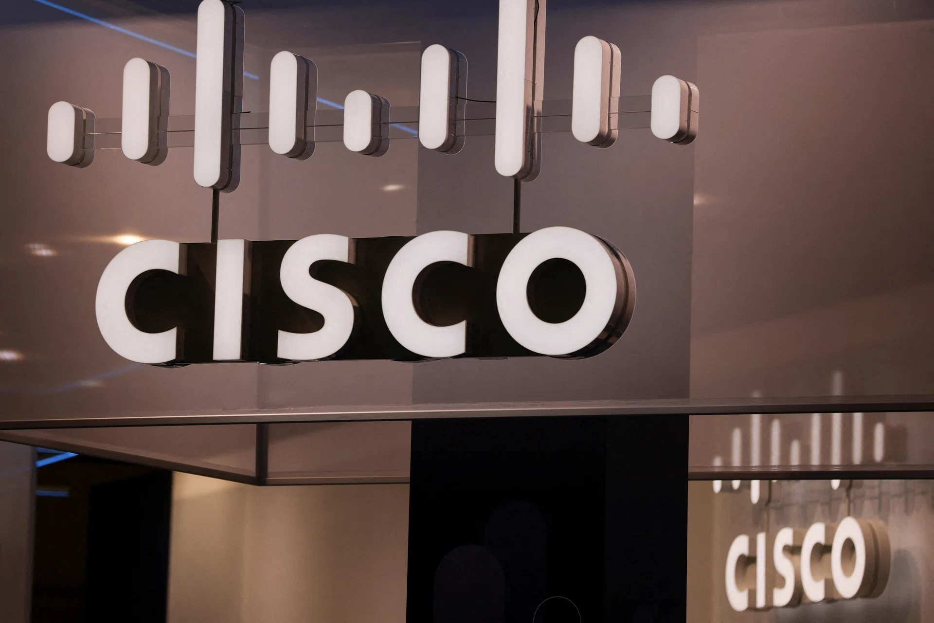 Cisco forecasts annual revenue above estimates on sustained AI spending