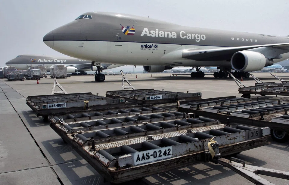 Korean Air, South Korea’s biggest carrier, is set to purchase nearly two-thirds of Asiana for about US$1.4 billion, but anti-trust authorities from the European Union stipulated that Asiana’s cargo business must be sold before they will give a full approval.