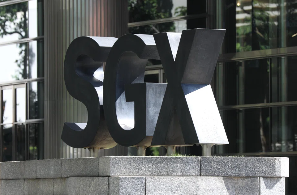 Across the broader market on Friday, gainers outnumbered losers 298 to 202, with about 1.6 billion securities worth S$1.4 billion changing hands.