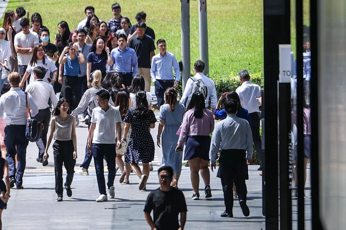 CMG20240806-PekYL01白艳琳/拍 NDR: Elders, CBD workers, Students generics [shenton way]

tags: CDB workers, CDB, 白领, Retrenchment