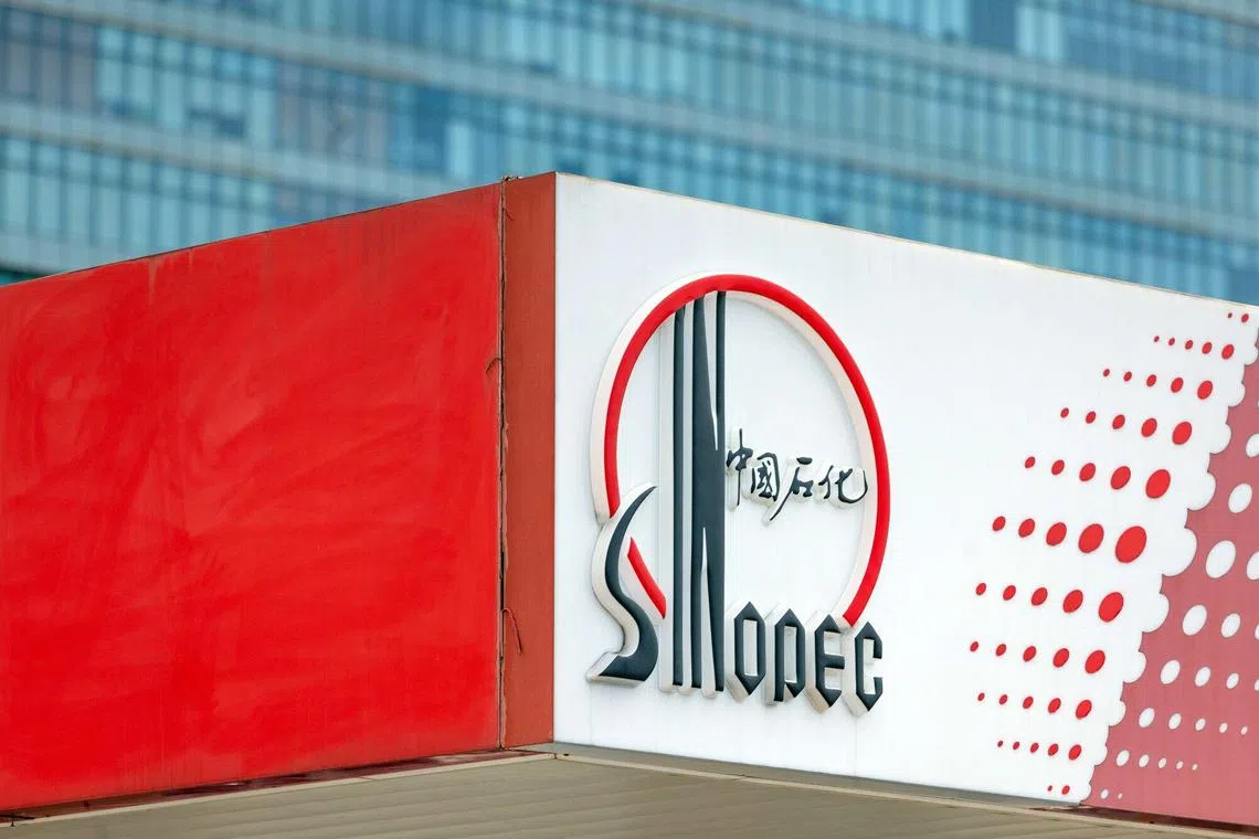 Sinopec will construct a “state-of-the-art oil refinery” with a capacity of 200,000 barrels in the southern Hambantota region.