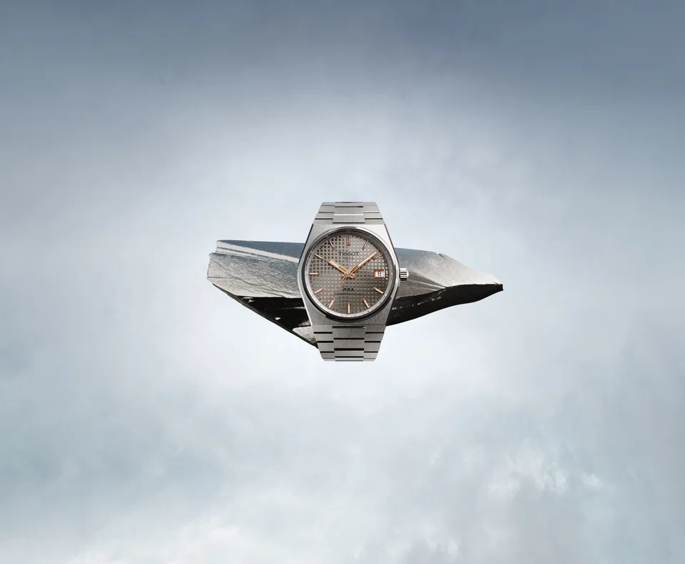 The anthracite variant pays tribute to titanium itself, contrasted with rose-gold-coloured hands and indexes for a refined, contemporary edge.