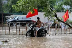 Typhoon Bualoi severely damaged roads, schools, and offices, and caused power grid failures that left tens of thousands of families without electricity in Vietnam.