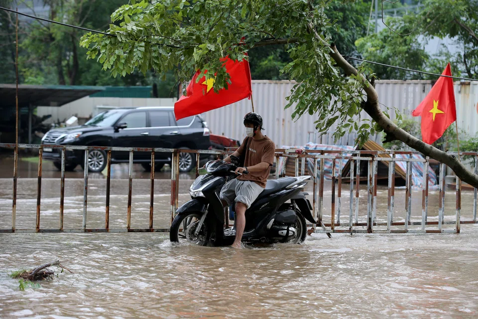 Typhoon Bualoi severely damaged roads, schools, and offices, and caused power grid failures that left tens of thousands of families without electricity in Vietnam.