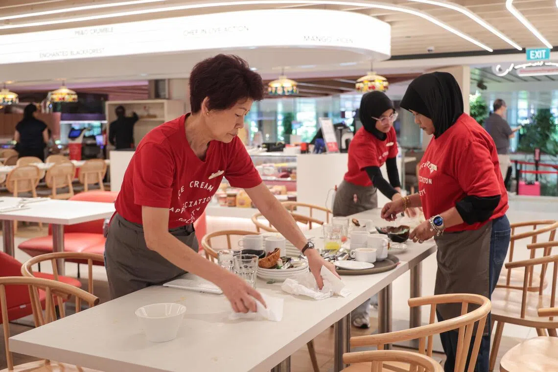 双胜餐饮（Swensen's）员工在清理餐桌。