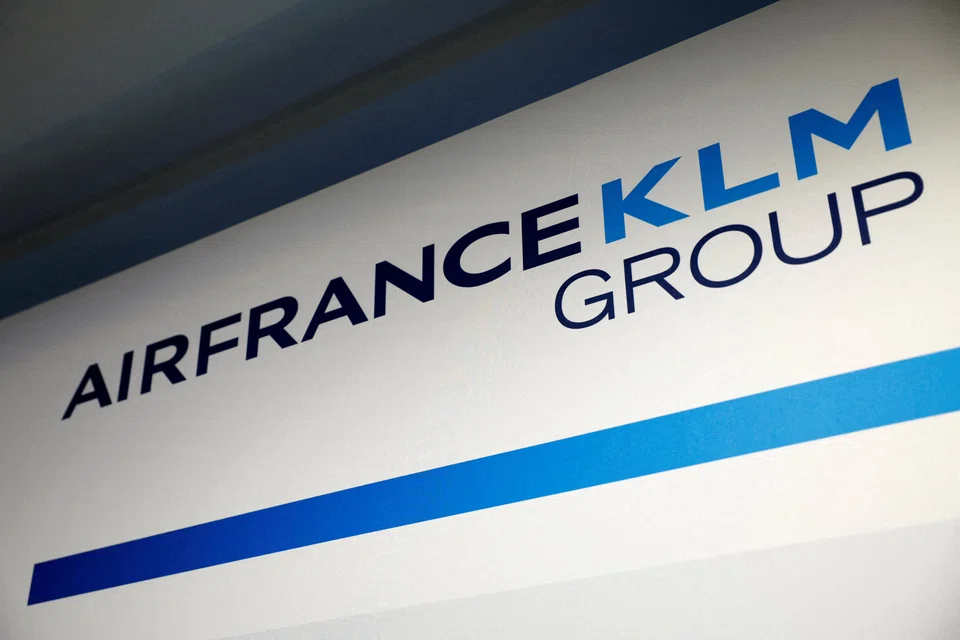 Air France-KLM’s operating result fell by 162 million euros to 1.18 billion euros (S$1.7 billion) compared to last year, missing the 1.24 billion euros expected by analysts in a company-provided consensus.