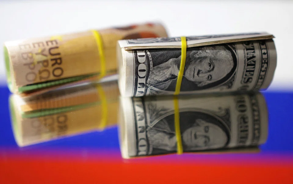 Hedge funds have increased their bets against the euro as at Oct 15, becoming most negative on the currency in two months, according to Commodity Futures Trading Commission data released on Friday.