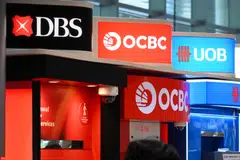 The figures highlight how Singapore’s lenders are relying more on wealth fees as loan margins narrow.