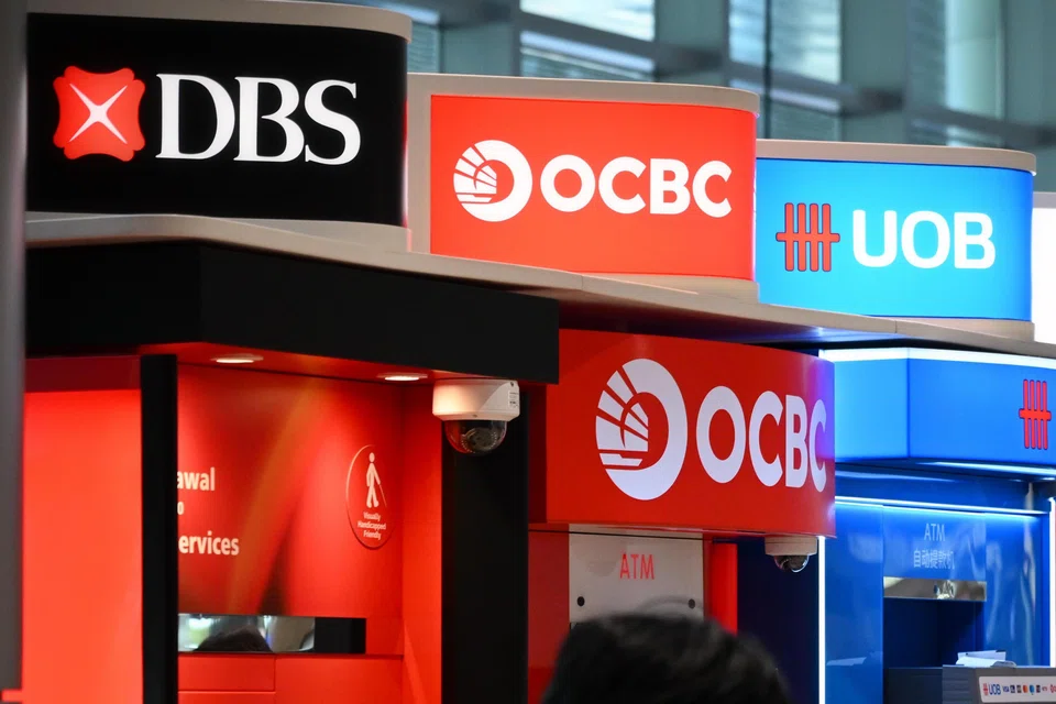 The figures highlight how Singapore’s lenders are relying more on wealth fees as loan margins narrow.