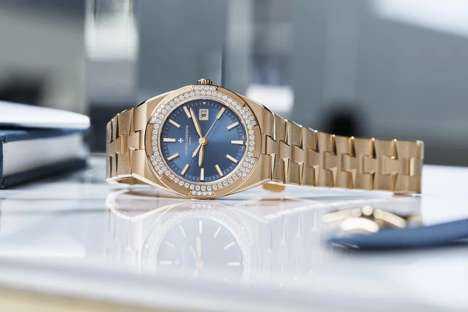 Vacheron Constantin’s Overseas Quartz is powered by a quartz movement.