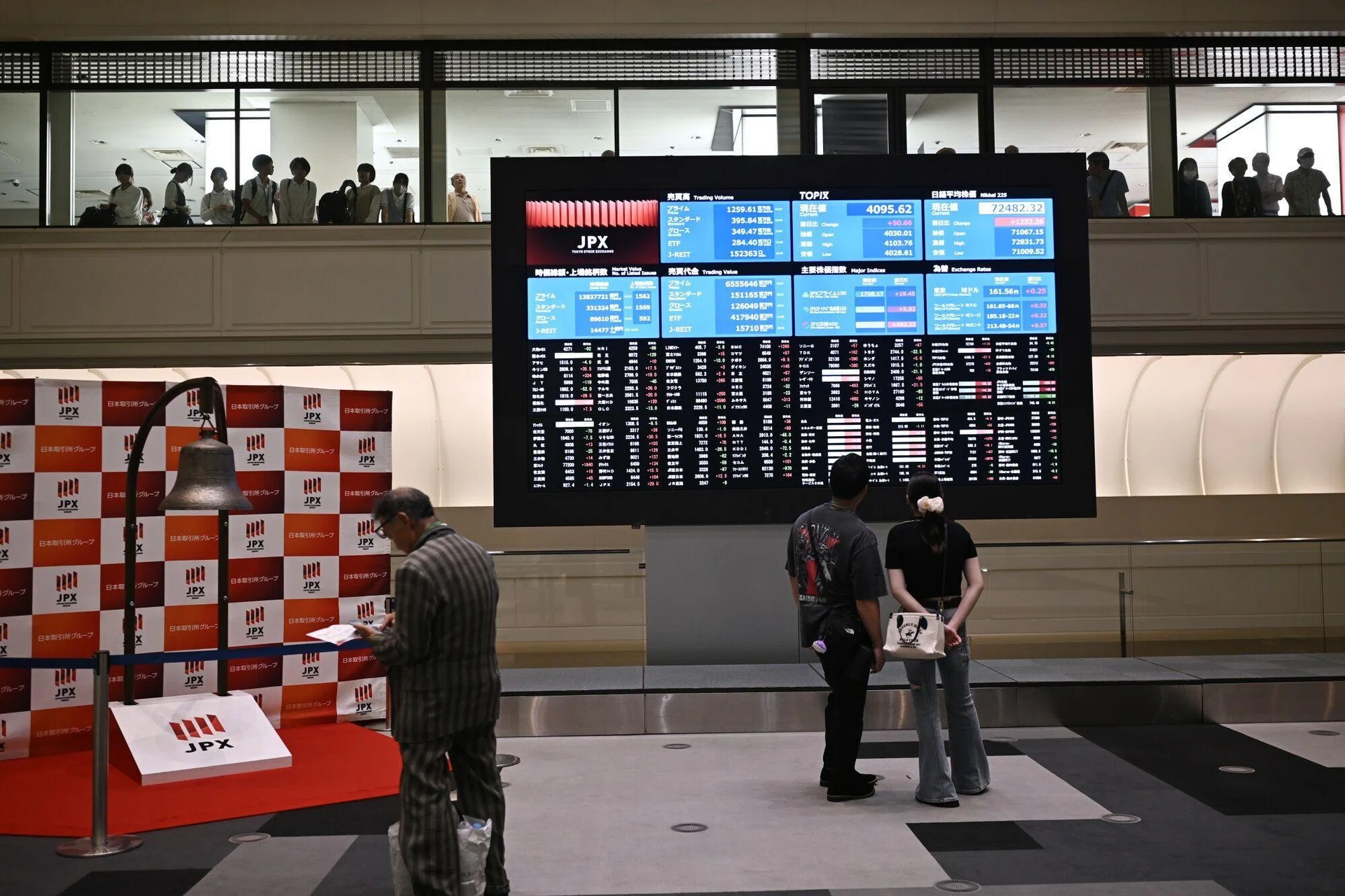 Japanese shares end higher on chip gains, earnings outlook