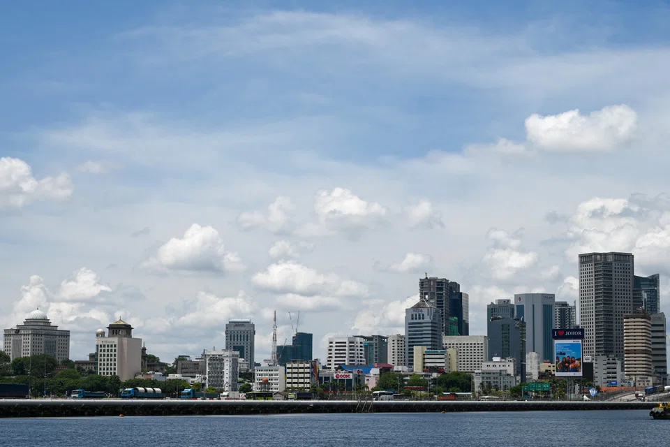 Qualifying projects will automatically receive Johor’s super-lane facilitation, says Minister Tengku Zafrul Aziz. He adds that this ensures coordinated priority handling across state and federal agencies under a single facilitation channel. 