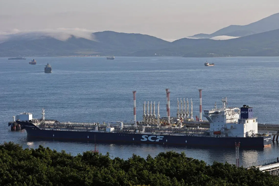 An oil tanker near the port city of Nakhodka, Russia. Initial reports indicated that Russian oil was trading at or below the US$60 price cap. Now, some claim that reported prices are inaccurate.