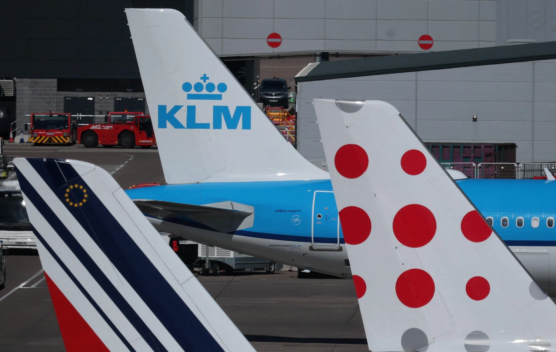 Airlines restart select Middle East flights amid ongoing disruptions.