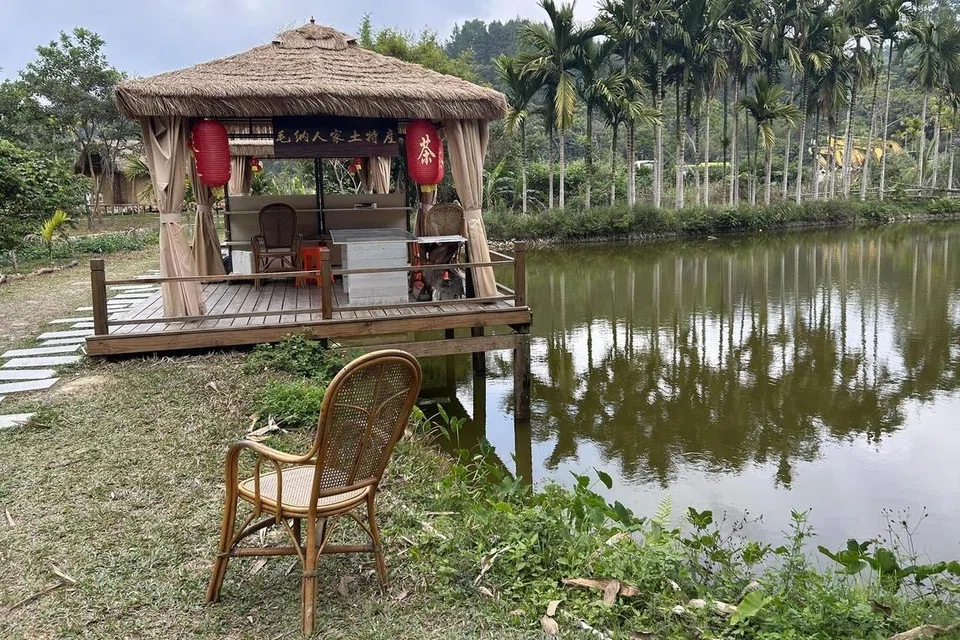 Significant numbers of unemployed migrant workers are returning to their home towns in Chinese villages and remaining there.