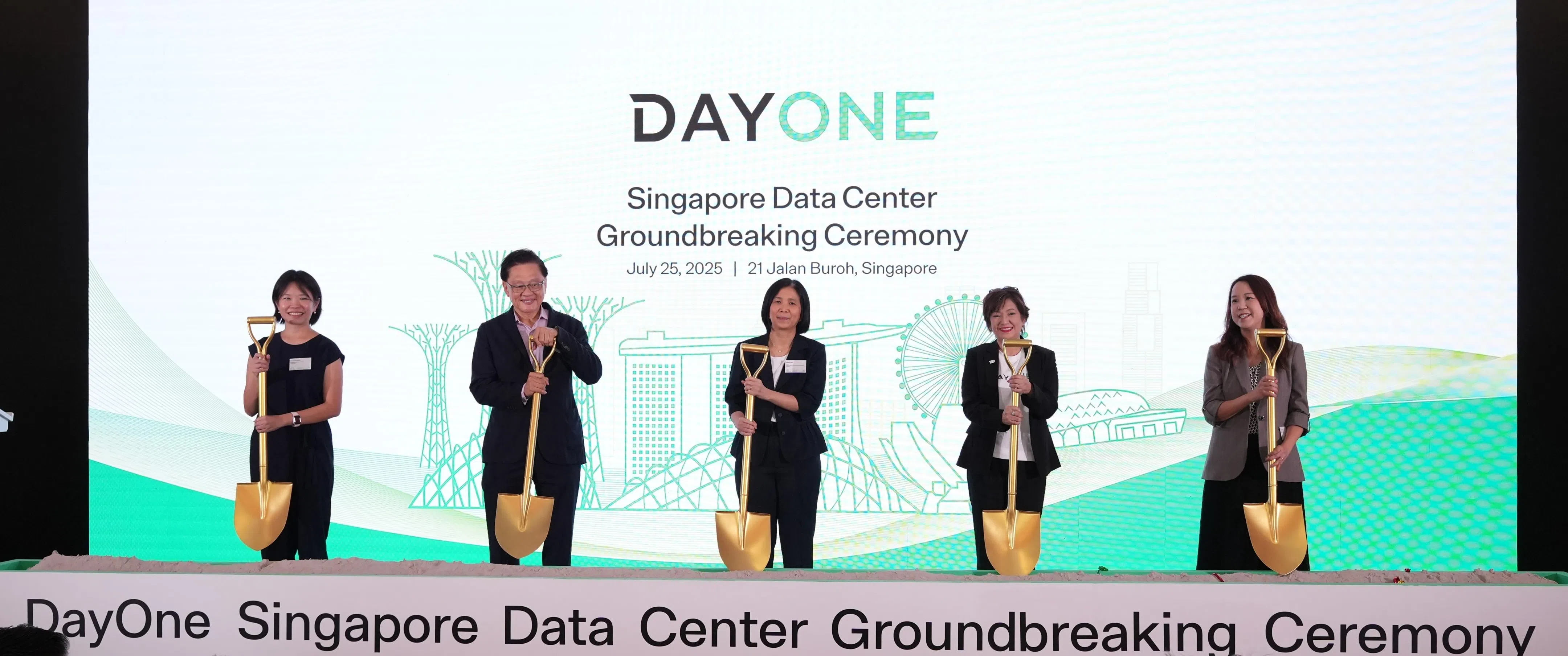DayOne CEO Jamie Khoo (second from right) says the new facility highlights the company's long-term vision to power South-east Asia’s digital transformation with green infrastructure.