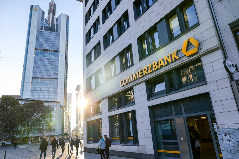 The moves are aimed at boosting business with clients and avoiding shutdowns at Commerzbank’s 400 retail branches, some of which only have a handful of staff. 