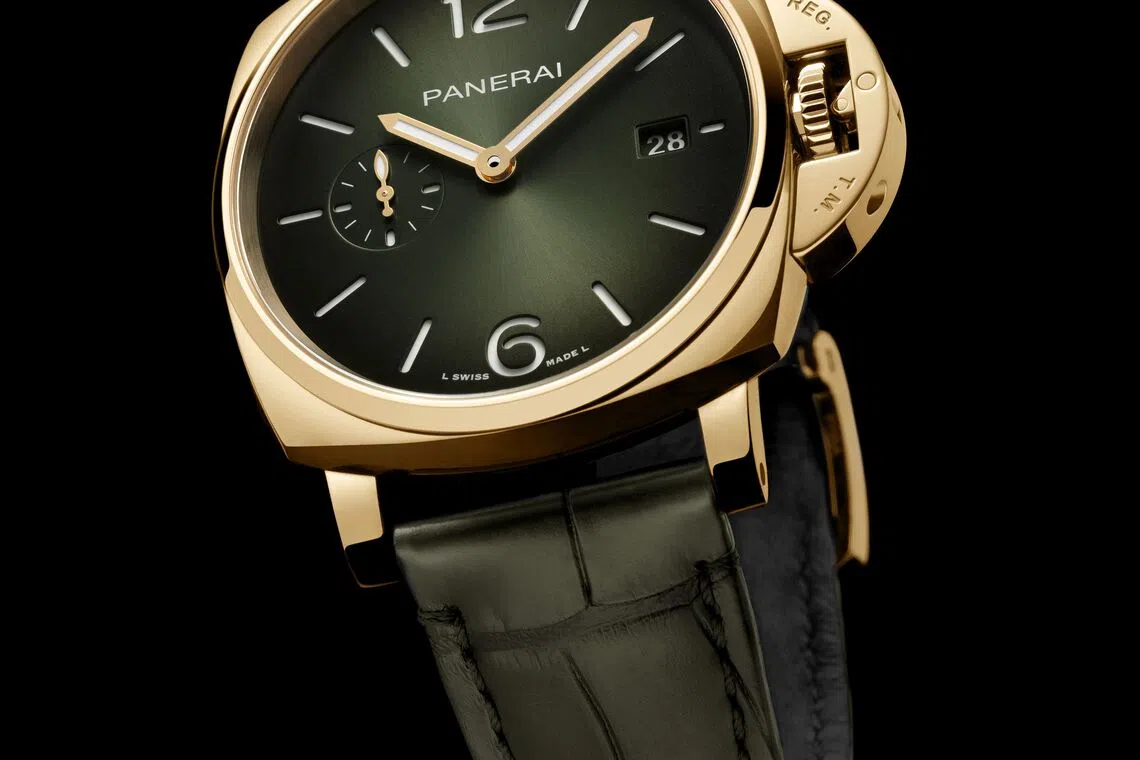 The PAM01423 introduces yellow gold to the Luminor Due family.