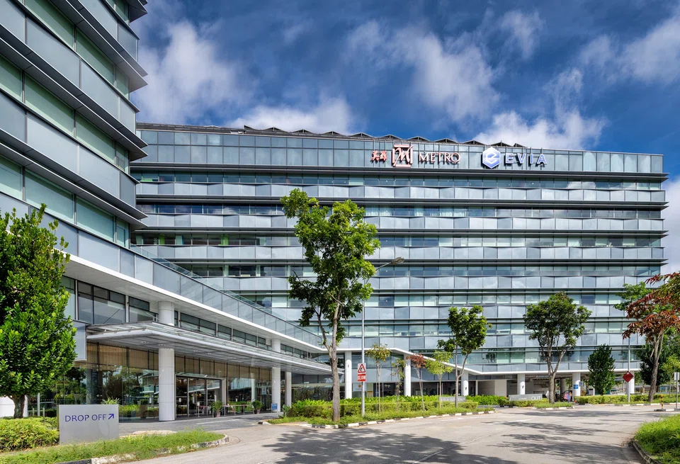 Built in 2009, the property comprises 2 blocks of 8-storey office towers linked by a double-volume entrance lobby with retail and F&B units on the ground floor.