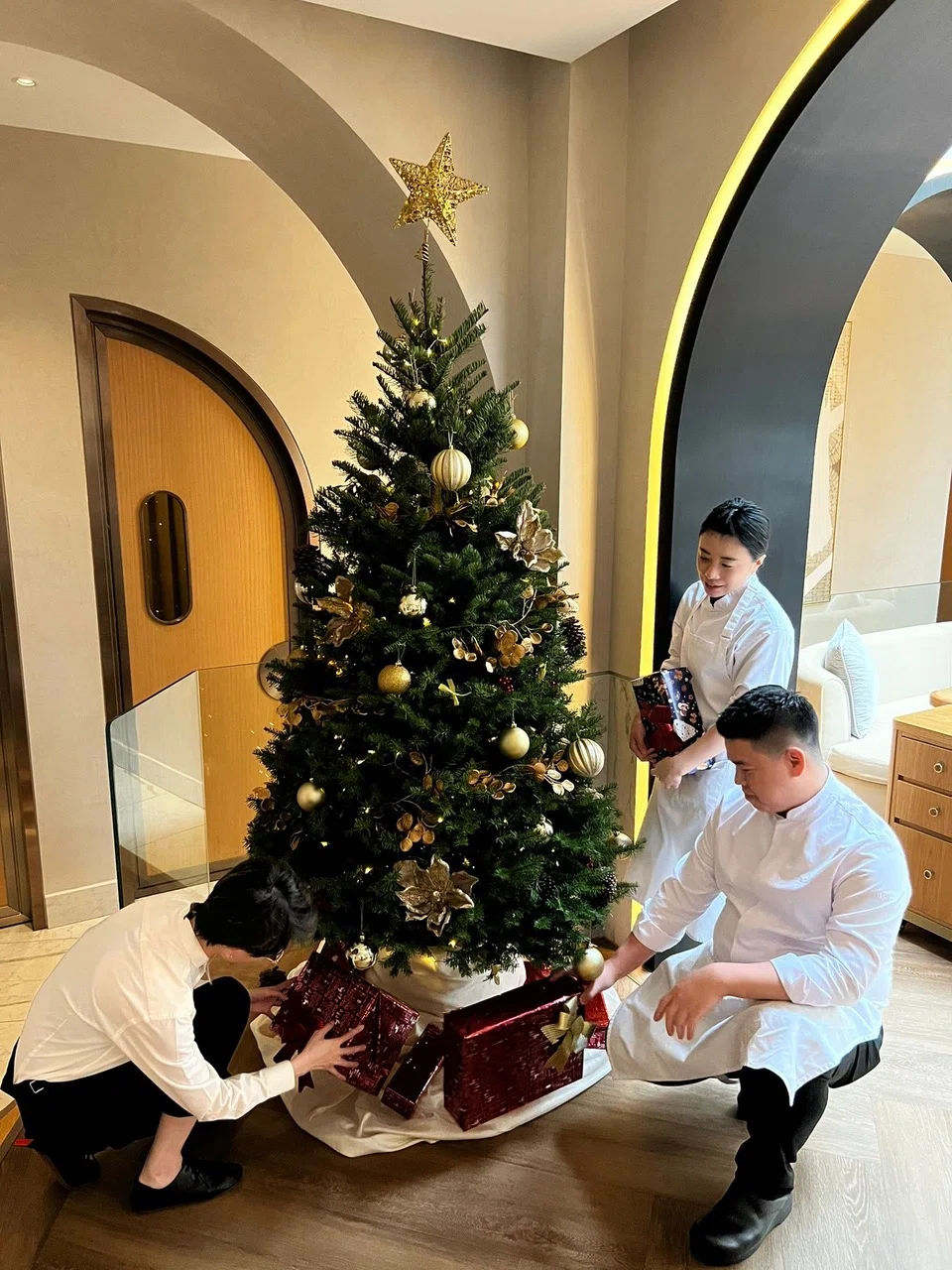 Dressing the Christmas tree at Born.