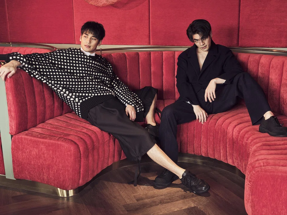 Apo (left) wears a shirt, pullover, bermuda shorts and sneakers by Dior. Miles wears a blazer, trousers and sneakers by Dior. 