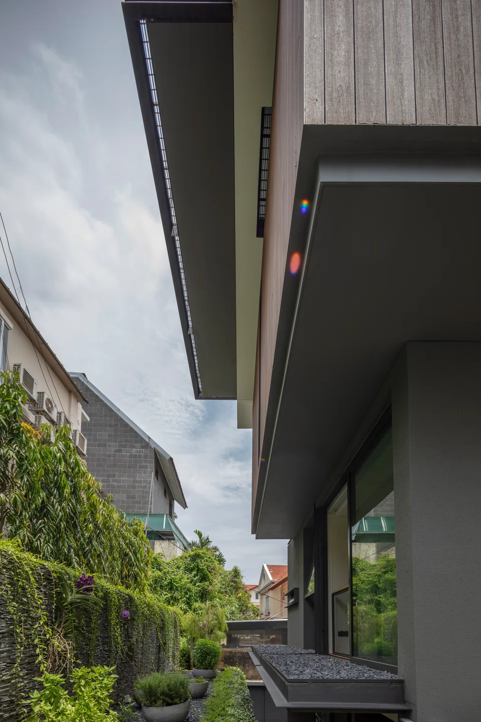 A terraced garden in the rear to mitigate the steep
rise to the neighbour’s land.