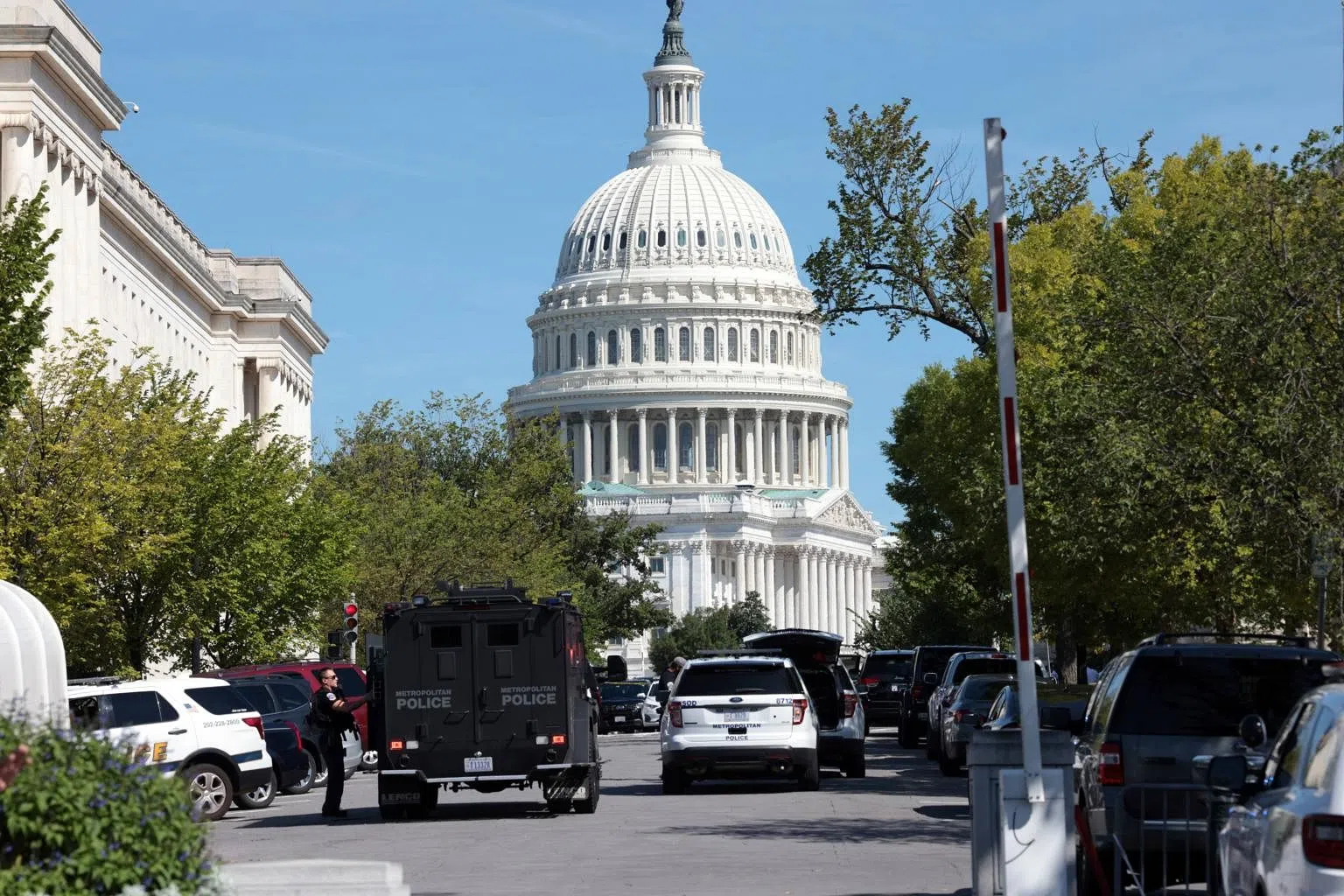 Man threatening to detonate bomb near US Capitol surrenders police