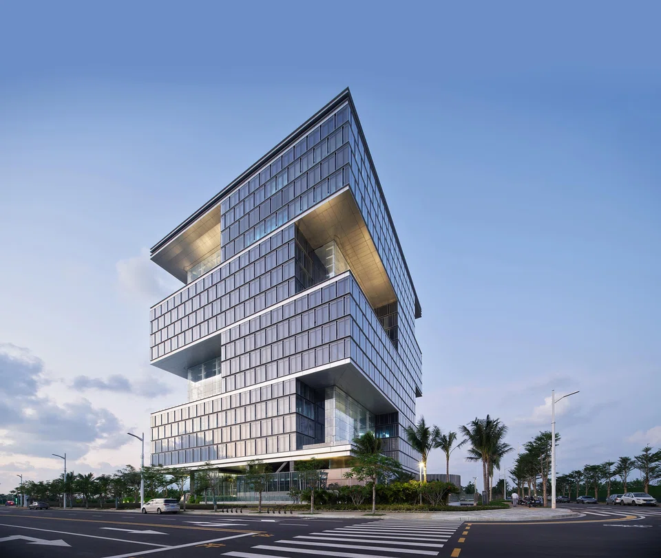 The Hainan Energy Trading Building, together with the Han Pao-Teh Memorial Museum, received the prestigious International Architecture Awards given by the Chicago Athenaeum Museum of Architecture and Design.



 