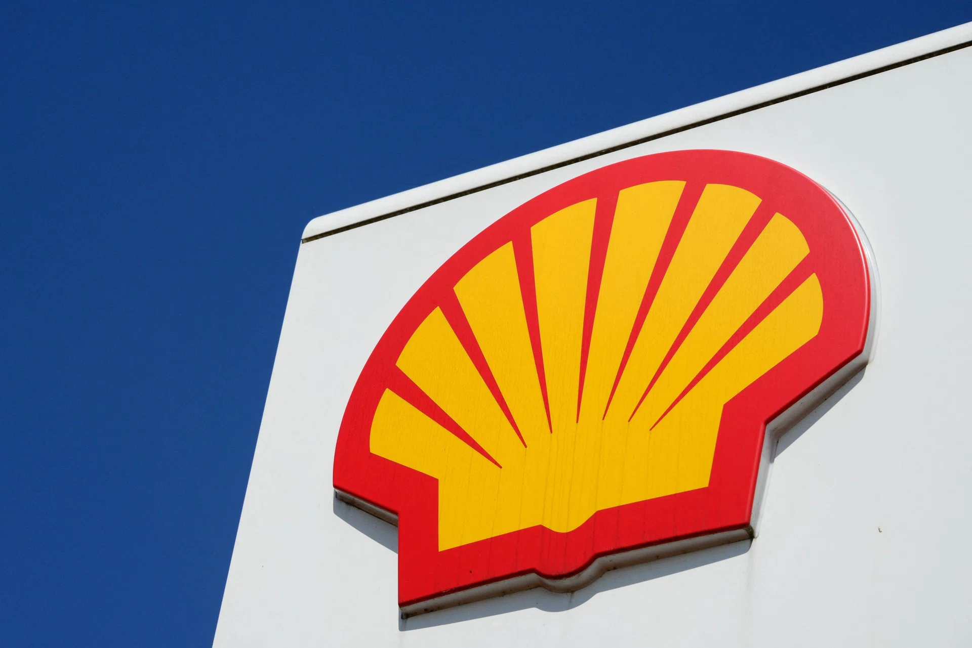 Shell profit beats estimates as oil and gas trading recovers
