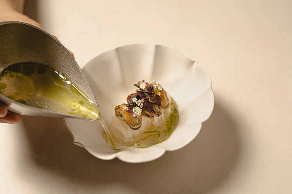 Cold noodles with local mussels in a savoury broth.