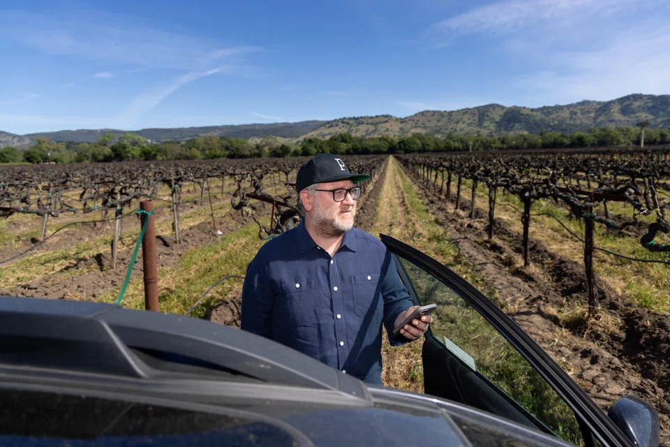 Massican Wines的Dan Petroski发现人工智能在葡萄酒业务的某些方面很有帮助，他经常在开车时与ChatGPT交谈。