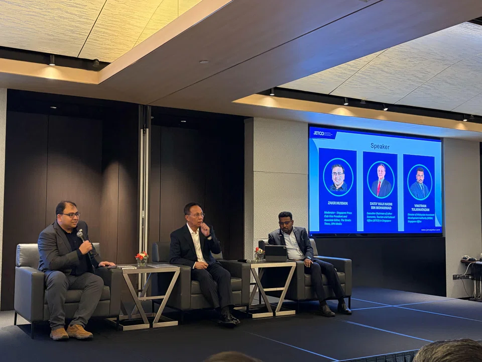 左起：新加坡报业  俱乐部副主席兼《海峡时报》副编辑 Zakir Hussain、Jetco 新加坡执行主席 Haji Hasni Mohammad、马来西亚投资发展局新加坡办事处主任 Vinothan Tulisi。