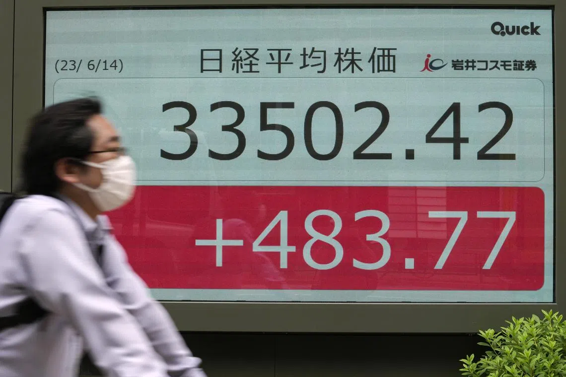The Tokyo Stock Exchange closed the June 14 session with the Nikkei index at 33,502.42 points, the highest close in over 33 years. 