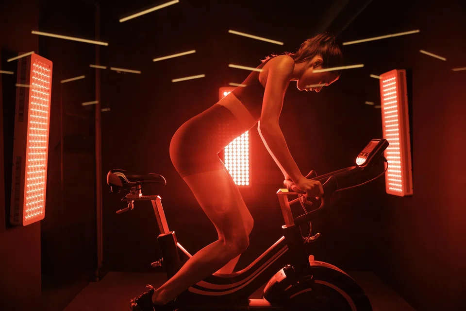 Red-light therapy at Como Shambhala Singapore combines science-backed recovery with performance training – a growing draw for high-performance travellers.