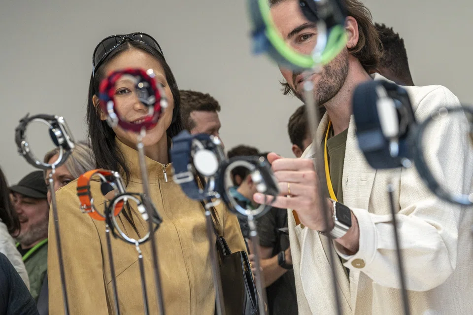 Apple plans to stop selling the prohibited watches on its website on Thursday and then pull them from its roughly 270 brick-and-mortar outlets by Dec 24.