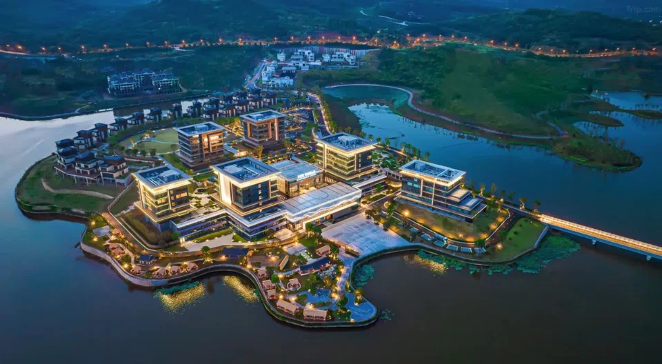 GSH's first upper-upscale hotel in Chongqing, New World Chongqing Hotel, is located in Bishan district.