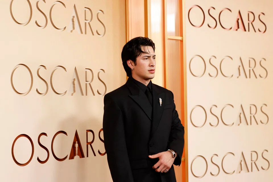 Hudson Williams sports a 35 mm Bvlgari Serpenti Tubogas in stainless steel on the Oscars red carpet.