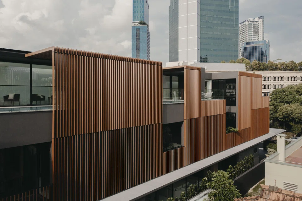 The facade facing the neighbour with privacy screens. 