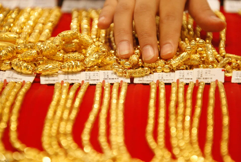 Net gold imports into China stand at 34.648 metric tons in June, compared with 49.056 metric tons in May, Hong Kong Census and Statistics Department data shows.