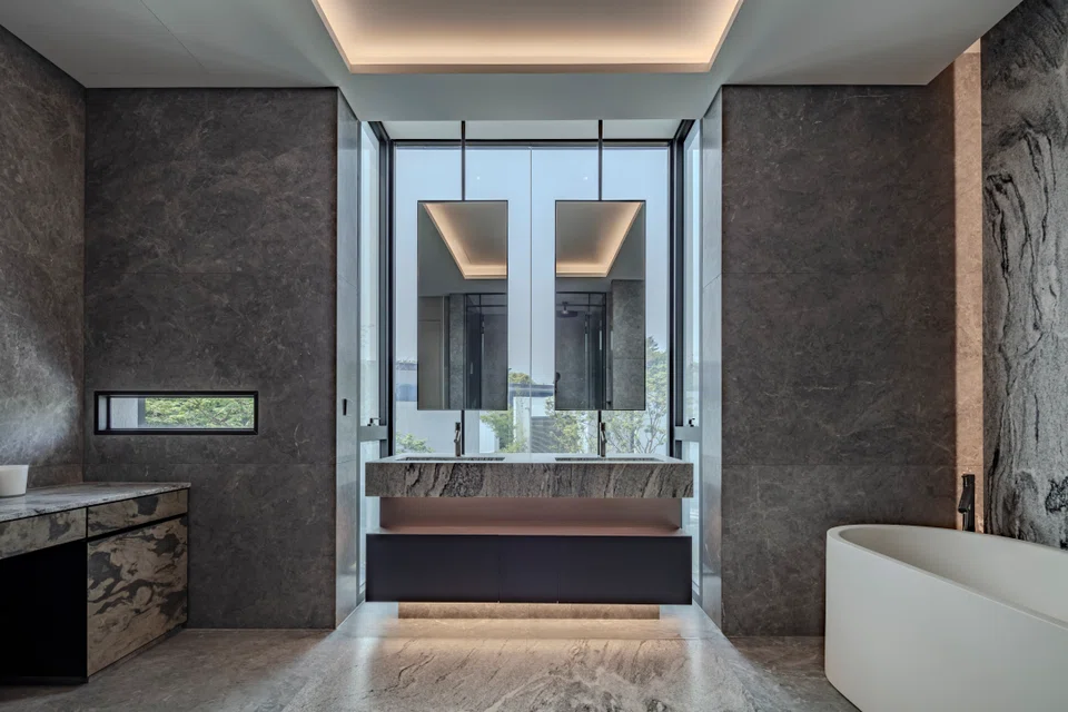 In the master bathroom, grey marble tiles and sliced stone panels allude to the colour palette typical of traditional Jiangnan architecture.