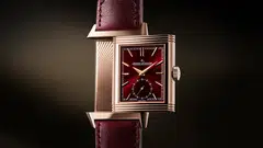 The multiple layers of lacquer applied on the ox-blood burgundy dial gives it an unparalleled colour intensity. 